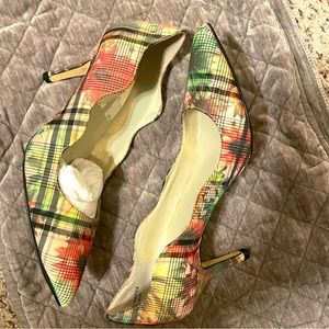 Tahari - window pane/floral print low heel pump 6.5